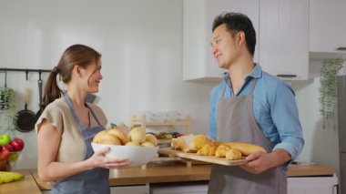 Taze pişmiş ekmeği paylaşan iki kişi.