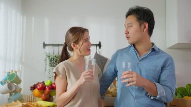 Modern mutfakta içki içen çift.