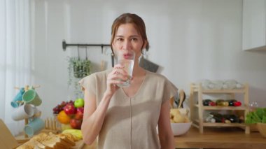 Modern mutfakta su içen kadın