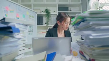 Ofisteki evrakları inceleyen iş kadını.