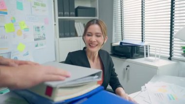 Ofisteki masada gülümseyen genç bir kadın..