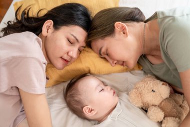 Asyalı lezbiyen çift, erkek çocuklarını evde büyütür ve onlarla ilgilenir. İki çekici kadın anne, yeni doğmuş bebeklerinin yanında uyudukları sıcak aile ortamında şefkatli bir anı paylaşıyorlar.