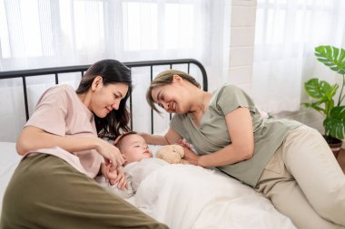 Asyalı lezbiyen çift, erkek çocuklarını evde büyütür ve onlarla ilgilenir. İki çekici kadın anne, uyuyan çocuklarını sıcak aile ortamında büyütürken hassas anlarını paylaşıyorlar..