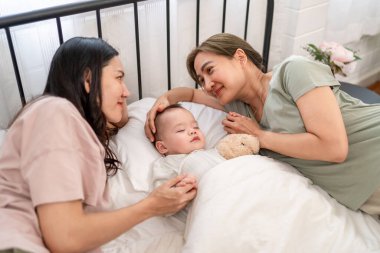 Asyalı lezbiyen çift, erkek çocuklarını evde büyütür ve onlarla ilgilenir. İki çekici kadın anne, uyuyan çocuklarını sıcak aile ortamında büyütürken hassas anlarını paylaşıyorlar..