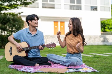 Asyalı genç çift bahçede romantik bir randevuda vakit geçirir. Çekici erkek ve kadın arkadaş keyifli ve rahat hissediyorlar, birlikte piknik yaparken gitar çalıp şarkı söylüyorlar..
