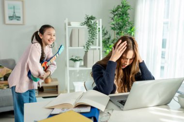 Asyalı anne evde çalışırken, neşeli kız yanında gürültü yapıyor. Hüsrana uğramış iş kadını evdeki yoğun oturma odasında iş, iş ve ebeveynlik konularına yoğunlaşamıyor ve mücadele edemiyor..