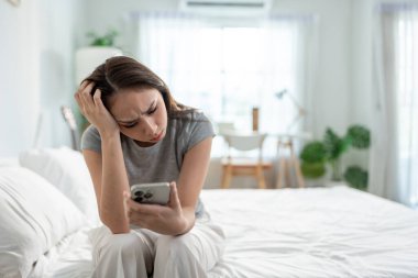 Asyalı bunalımlı genç bir kadın yatak odasında cep telefonuna bakıyor. Çekici, hayal kırıklığına uğramış kız kendini kayıp, yalnız ve hayat sıkıntısı içinde hisseder. Yatakta oturup akıllı telefonları izlerken.