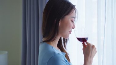 Pencere kenarındaki kırmızı şaraptan hoşlanan kadın