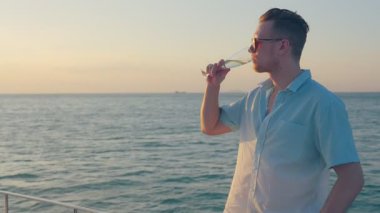 Adam gün batımını izlerken eğleniyor.