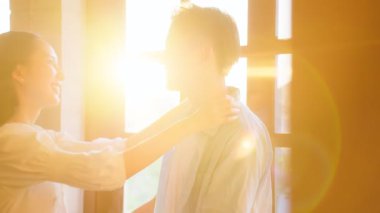 Parlak gün ışığında tasmayı ayarlayan kişi