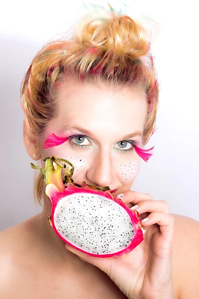 Models meets dragon fruit — Stock Photo, Image