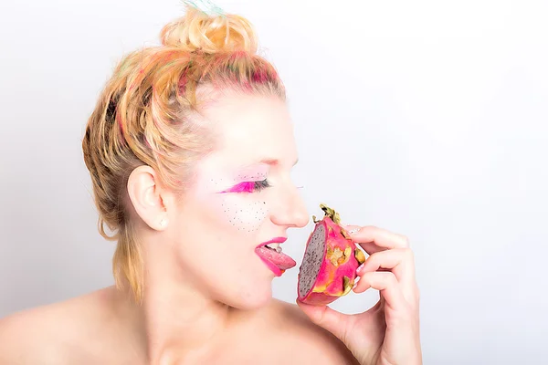 Modellen voldoet aan dragon fruit — Stockfoto