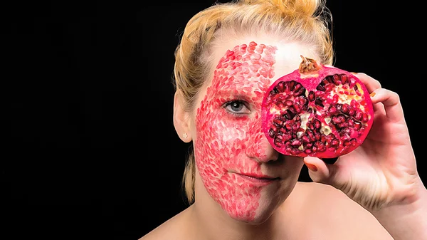 Model meets pomegranate — Stock Photo, Image