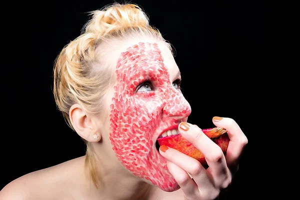 Model meets pomegranate — Stock Photo, Image