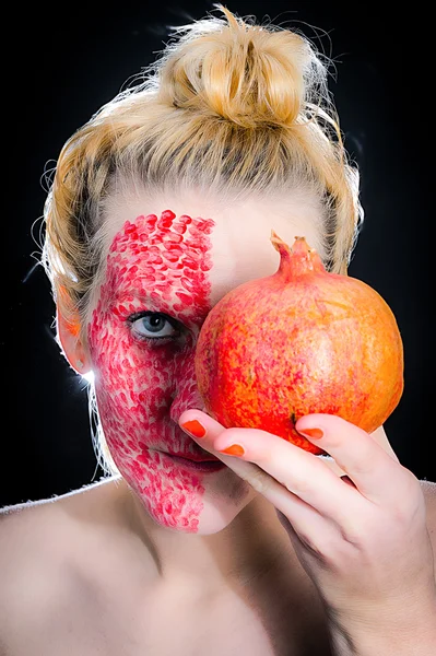 Model meets pomegranate — Stock Photo, Image