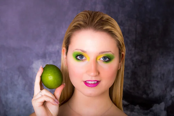 Model meets Lime — Stock Photo, Image