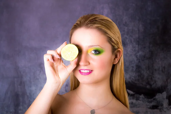 Model meets Lime — Stock Photo, Image