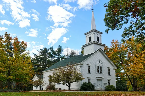 Iglesia rural en el campo de Nueva Inglaterra — Foto de Stock