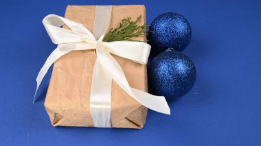 Mavi arka planda hediye paketi olan mavi Noel baloları. Yüksek kalite fotoğraf