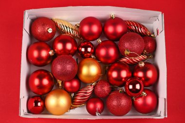 Karton bir kutuda kırmızı Noel topları. Yüksek kalite fotoğraf