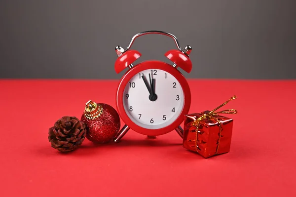 Reloj Rojo Envoltura Regalo Sobre Fondo Rojo Foto Alta Calidad — Foto de Stock