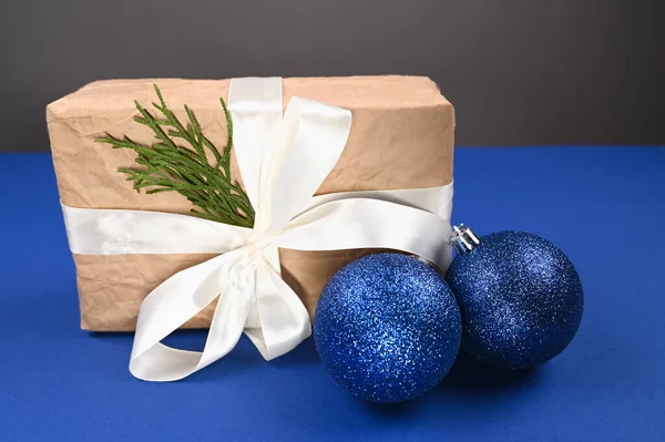 Palline Natale Blu Con Involucro Regalo Sfondo Blu Foto Alta — Foto Stock