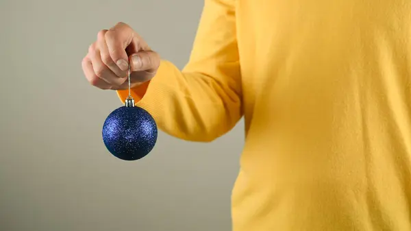 Homem Com Uma Bola Natal Azul Mão Foto Alta Qualidade — Fotografia de Stock