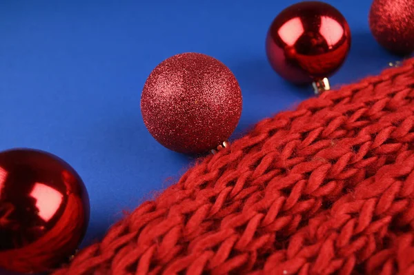 Bolas Vermelhas Num Lenço Vermelho Foto Alta Qualidade — Fotografia de Stock