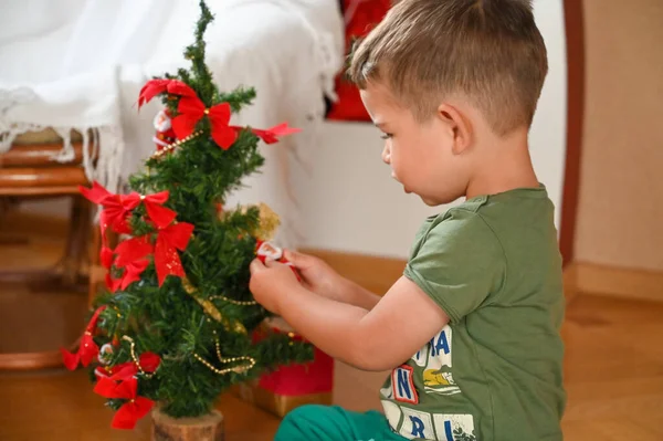 Παιδί Παίζει Χριστουγεννιάτικο Δέντρο Υψηλής Ποιότητας Φωτογραφία — Φωτογραφία Αρχείου