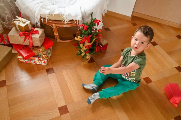 Gyermek Egy Kis Karácsonyfa Mellett Felülnézetből Kiváló Minőségű Fénykép — Stock Fotó