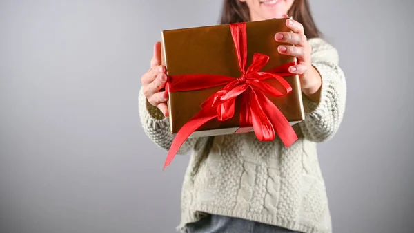 Mädchen Mit Einem Geschenk Mit Roter Schleife Hochwertiges Foto — Stockfoto