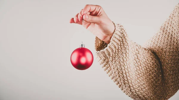 Ragazza Che Tiene Una Palla Rossa Maglione Caldo Foto Alta — Foto Stock