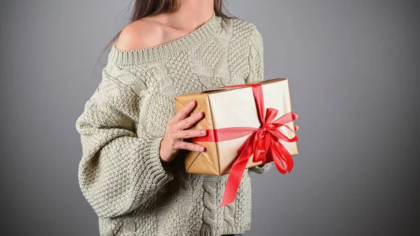 Mädchen Mit Einem Geschenk Einem Strickpullover Hochwertiges Foto — Stockfoto