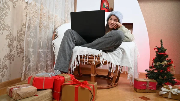 Mädchen Kauft Neujahrsgeschenke Online Hochwertiges Foto — Stockfoto