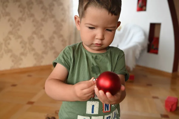 Bambino Che Regge Una Palla Natale Rossa Foto Alta Qualità — Foto Stock