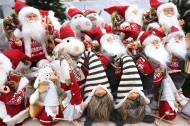 Mağaza rafında pelüş Noel oyuncakları