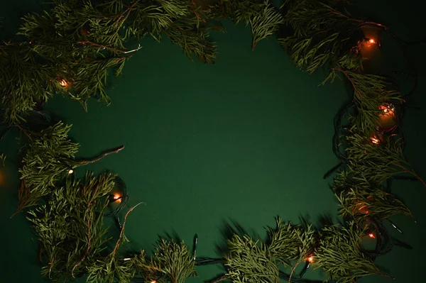 Рождественские огни на зеленом фоне Рождества — стоковое фото