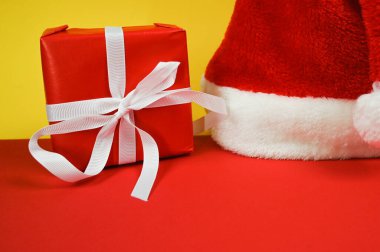 Kırmızı arka planı olan bir şapka. Yüksek kalite fotoğraf