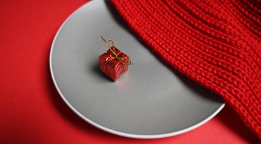 Tabakta süveter olan bir hediye. Yüksek kalite fotoğraf