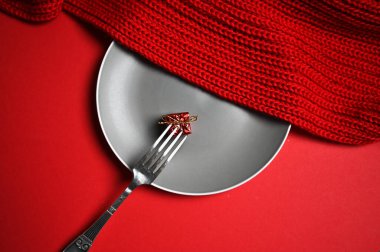 Tabağında hediye olan bir çatal. Yüksek kalite fotoğraf