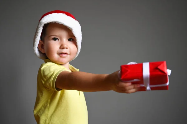 Dziecko Trzymające Prezent Świątecznym Kapeluszu Wysokiej Jakości Zdjęcie — Zdjęcie stockowe