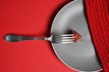 Tabağında hediye olan bir çatal. Yüksek kalite fotoğraf
