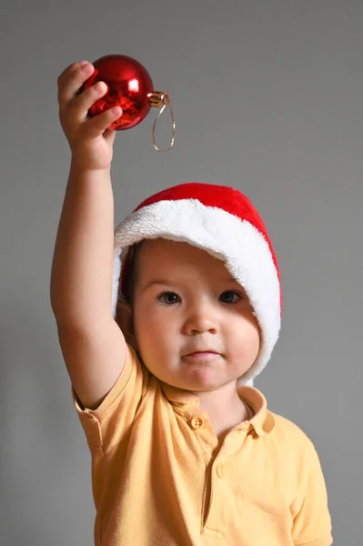 Szczęśliwy Chłopczyk Pudełkiem Prezentów Świątecznych Szczęśliwego Nowego Roku Świąt Bożego — Zdjęcie stockowe