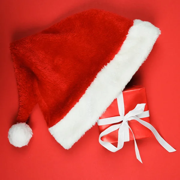 Composizione Natalizia Confezione Regalo Cappello Babbo Natale Sfondo Rosso Natale — Foto Stock