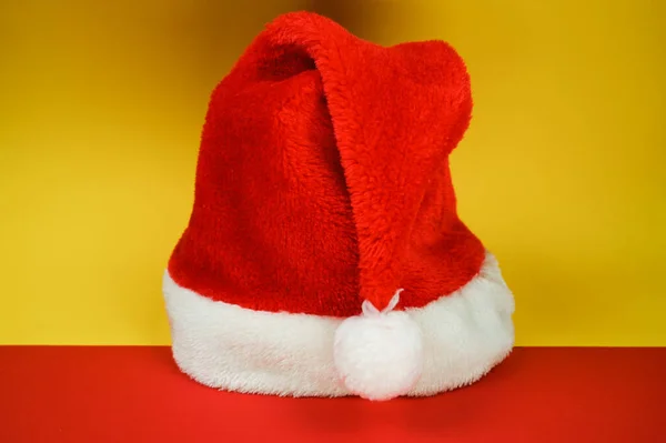 Roter Weihnachtsmann Hut Auf Farbigem Hintergrund Weihnachtskarten Konzept Hochwertiges Foto — Stockfoto