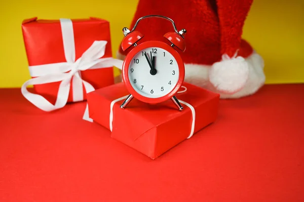 Reloj Rojo Con Sombrero Navidad Cajas Regalo Tiempo Para Concepto — Foto de Stock