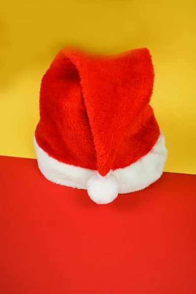 Kerstmuts Geel Rode Achtergrond Met Kopieerruimte Kerstinkopen Concept Hoge Kwaliteit — Stockfoto