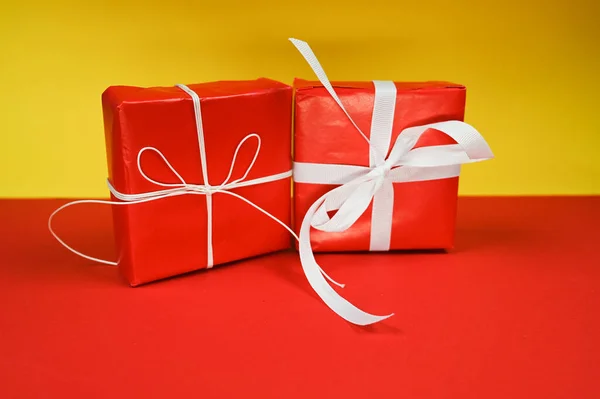 Navidad Fondo Compras Con Cajas Regalo Envueltas Rojo Vista Lateral — Foto de Stock