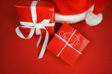 Yılbaşı hediyeleriyle birlikte tatil geçmişi. Metin için boş kırmızı boşluk. Üst Manzara. Yüksek kalite fotoğraf