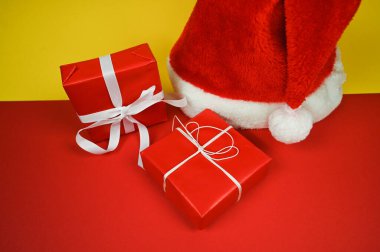 Noel Baba şapkası ve paketlenmiş kırmızı hediye kutuları. Tatilleri kutlama zamanı. Yüksek kalite fotoğraf